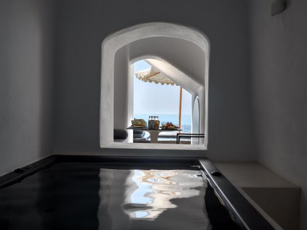 Nefeles Luxury Suites : photo 4 de la chambre suite supérieure avec jacuzzi privé et piscine rivière - vue sur caldeira