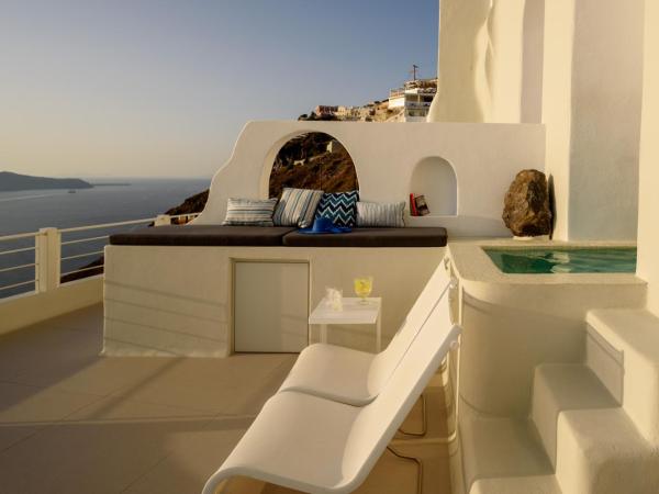 Nefeles Luxury Suites : photo 3 de la chambre grande suite avec jacuzzi - vue sur caldera