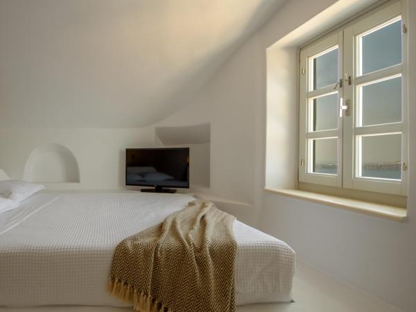 Nefeles Luxury Suites : photo 4 de la chambre suite junior - bain à remous et vue sur caldera