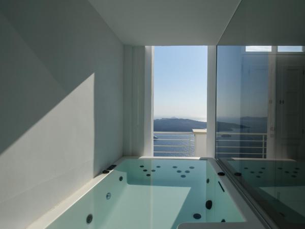 Nefeles Luxury Suites : photo 5 de la chambre suite junior - bain à remous et vue sur caldera