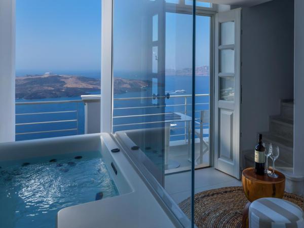Nefeles Luxury Suites : photo 6 de la chambre suite junior - bain à remous et vue sur caldera