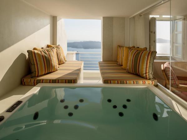 Nefeles Luxury Suites : photo 1 de la chambre suite senior avec jacuzzi - vue sur caldeira