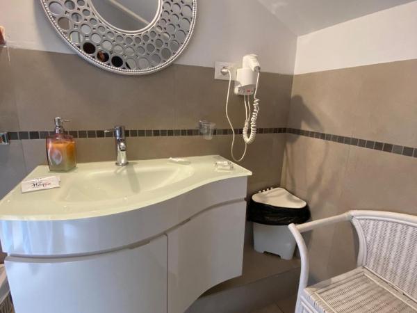 B&B Mini Hotel Incity-close train station and port- : photo 7 de la chambre chambre triple avec terrasse