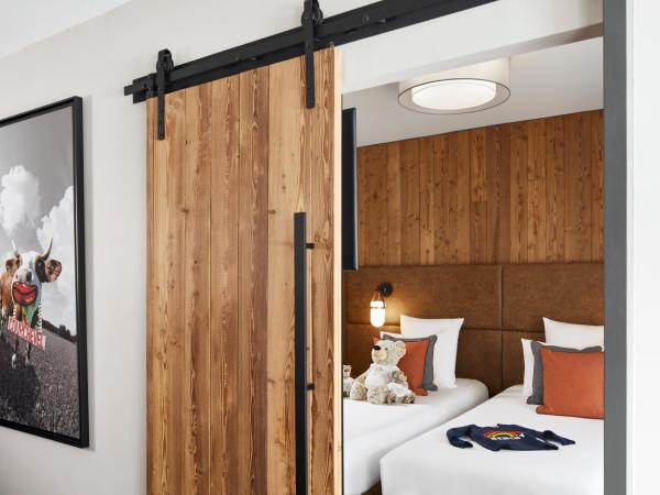 Ecrin Blanc Resort Courchevel : photo 2 de la chambre suite familiale avec accès aquamotion