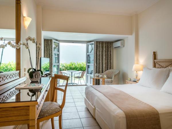 Mitsis Petit Palais : photo 3 de la chambre hébergement lit jumeaux - vue sur jardin