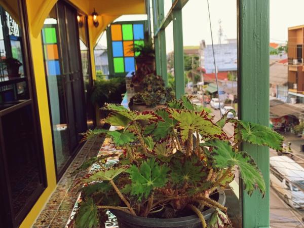 Ma Guesthouse Chiang Mai : photo 5 de la chambre chambre triple avec salle de bains privative séparée