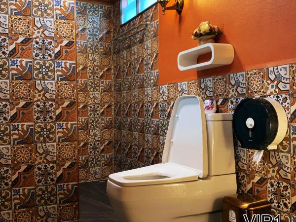 Ma Guesthouse Chiang Mai : photo 10 de la chambre chambre triple avec salle de bains privative séparée