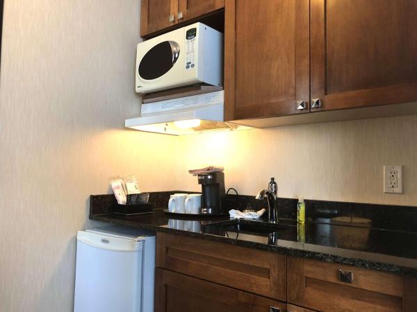 Best Western Plus Suites Downtown Calgary : photo 4 de la chambre chambre lit queen-size avec kitchenette