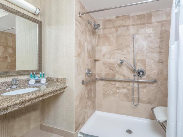 Holiday Inn Express San Diego - Sea World Area, an IHG Hotel : photo 2 de la chambre chambre avec 2 lits queen-size et douche accessible en fauteuil roulant - accessible aux personnes malentendantes/non-fumeurs 