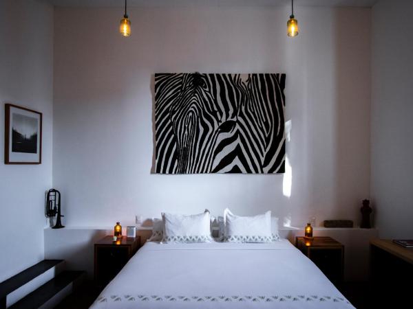 Hotel Los Amantes : photo 9 de la chambre suite lit king-size avec balcon