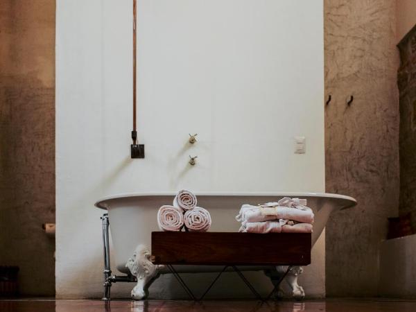 Hotel Los Amantes : photo 1 de la chambre suite lit king-size avec balcon