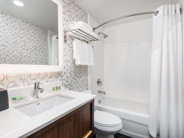 Holiday Inn Toronto Airport East, an IHG Hotel : photo 1 de la chambre chambre standard avec 2 lits queen-size