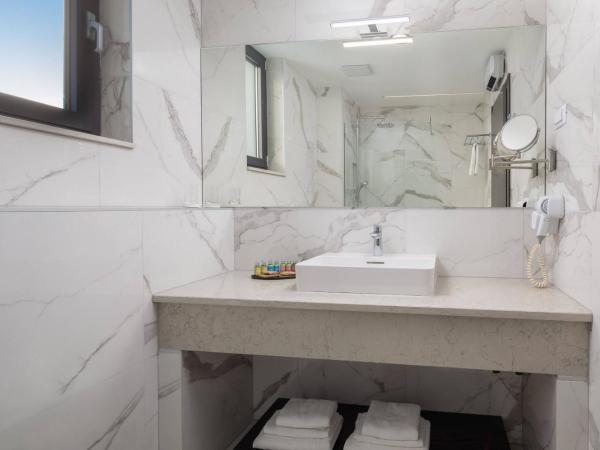 Ellure Luxury Suites : photo 8 de la chambre chambre adria lit king-size - vue sur mer