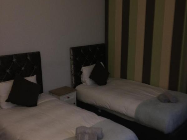 Queens Guesthouse Manchester : photo 4 de la chambre chambre lits jumeaux avec salle de bains privative