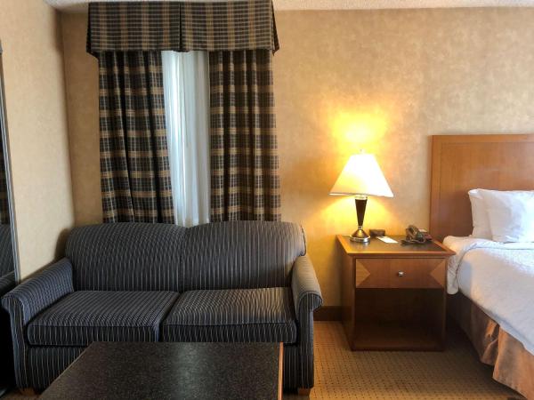 Best Western Plus Suites Downtown Calgary : photo 5 de la chambre chambre lit king-size avec canapé-lit