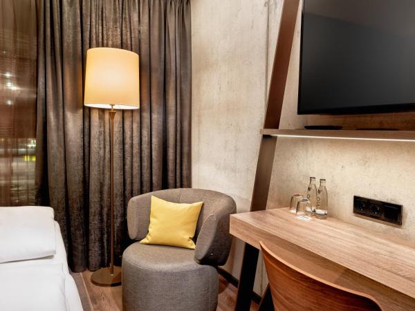 HYPERION Hotel Leipzig : photo 4 de la chambre chambre affaires avec accès au salon exécutif