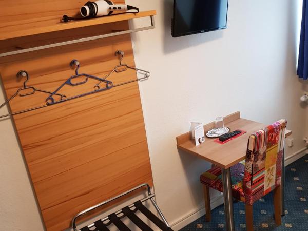 Hotel Flora : photo 6 de la chambre chambre simple avec toilettes et douche communes