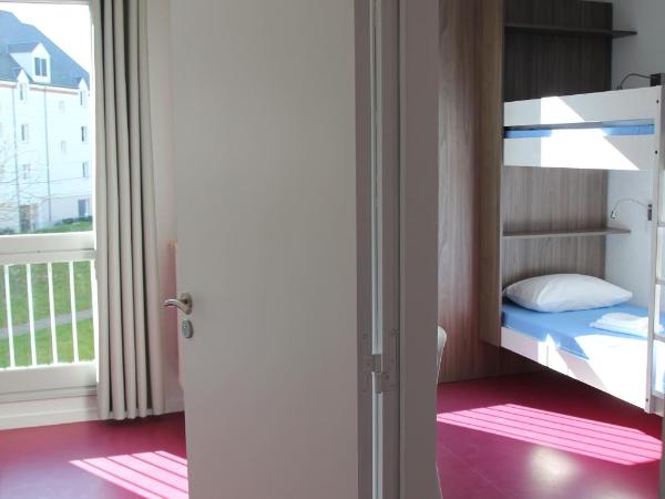 AUBERGE DE JEUNESSE D'ORLEANS : photo 2 de la chambre chambre quadruple avec salle de bains privative