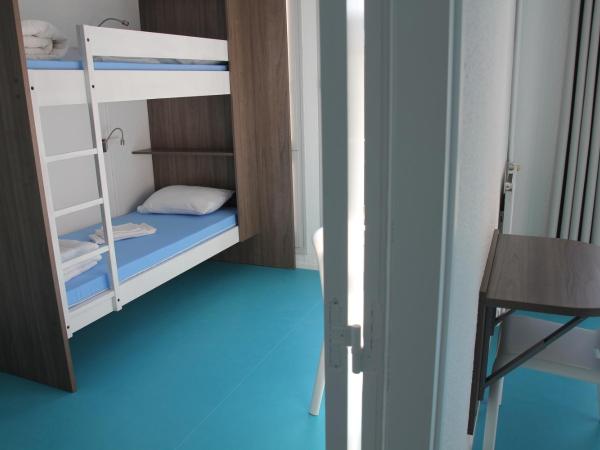 AUBERGE DE JEUNESSE D'ORLEANS : photo 3 de la chambre chambre quadruple avec salle de bains privative