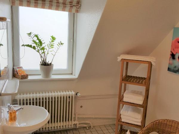 Hotel Flora : photo 4 de la chambre chambre triple - douche et toilettes communes