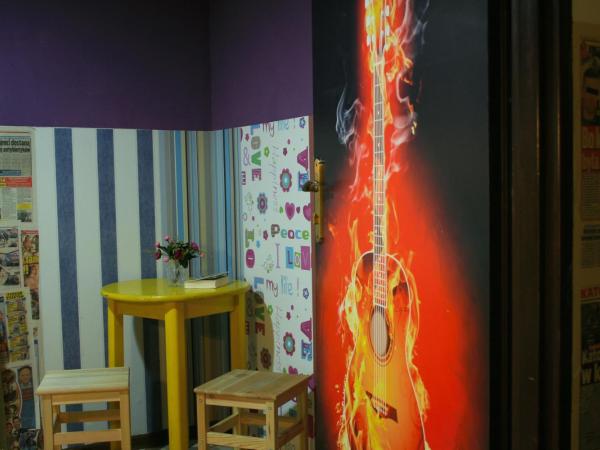 Jopi Hostel Katowice Centrum : photo 2 de la chambre chambre triple avec salle de bains commune