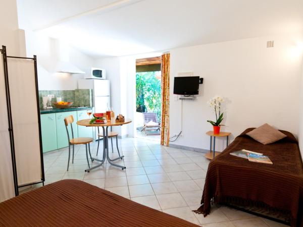 Villa Les Lieges de Palombaggia : photo 1 de la chambre studio avec vue sur jardin