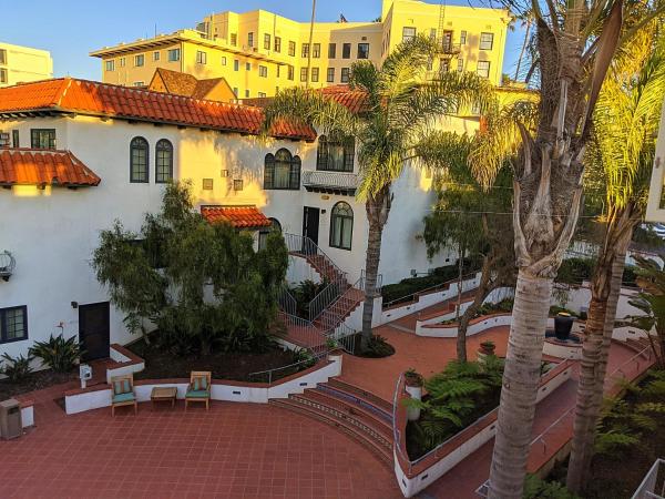 Grande Colonial La Jolla : photo 4 de la chambre chambre lit king-size avec kitchenette - vue sur jardin