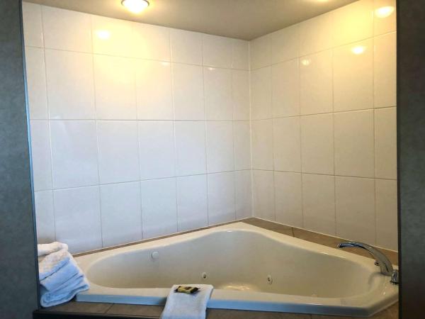 Best Western Plus Suites Downtown Calgary : photo 6 de la chambre suite lit queen-size avec baignoire spa