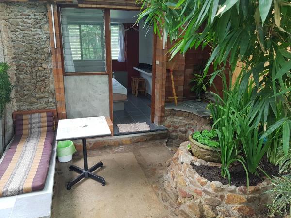 Rock Inn Bailan : photo 2 de la chambre cottage - vue sur jardin