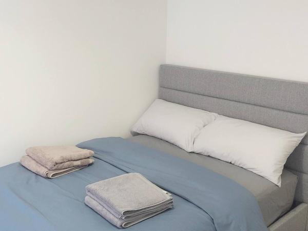 Flat 2 - Entire Modern Two Bedrooms home with en-suite & free parking close to QMC, City centre and Notts uni - Self check in : photo 3 de la chambre maison de vacances