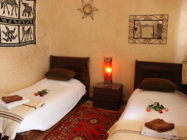 Riad Salmiya Dune : photo 1 de la chambre chambre lits jumeaux avec salle de bains privative séparée