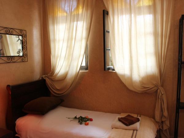 Riad Salmiya Dune : photo 3 de la chambre chambre lits jumeaux avec salle de bains privative séparée