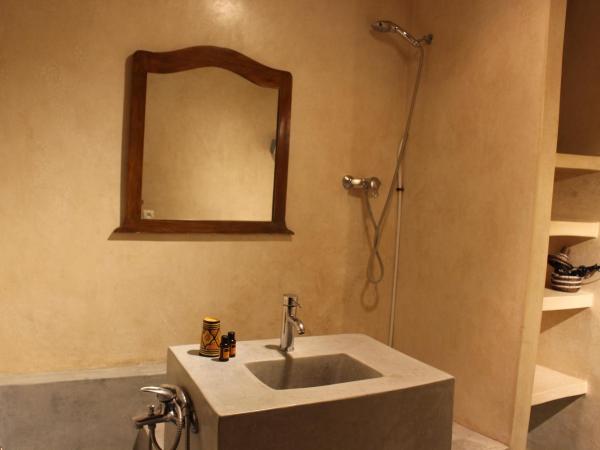 Riad Salmiya Dune : photo 4 de la chambre chambre lits jumeaux avec salle de bains privative séparée