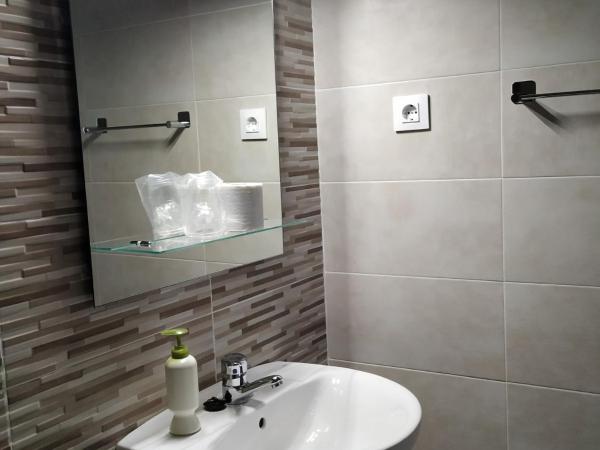 Pension Cuatro Torres : photo 7 de la chambre chambre lits jumeaux avec salle de bains