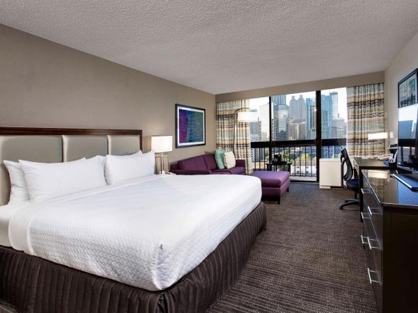 Crowne Plaza Atlanta Midtown, an IHG Hotel : photo 3 de la chambre chambre lit king-size avec douche accessible en fauteuil roulant - adaptée aux personnes à mobilité réduite