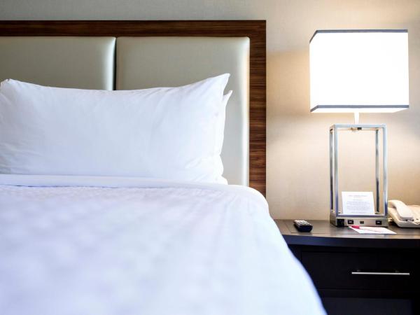 Crowne Plaza Atlanta - Midtown, an IHG Hotel : photo 4 de la chambre chambre lit king-size avec douche accessible en fauteuil roulant - adaptée aux personnes à mobilité réduite