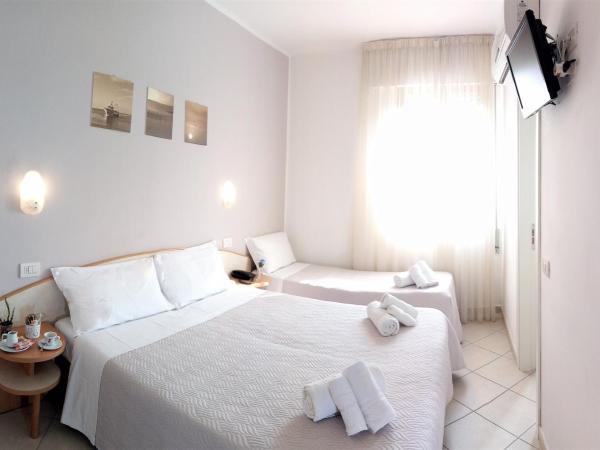 Hotel Prestige : photo 4 de la chambre chambre triple - vue sur jardin