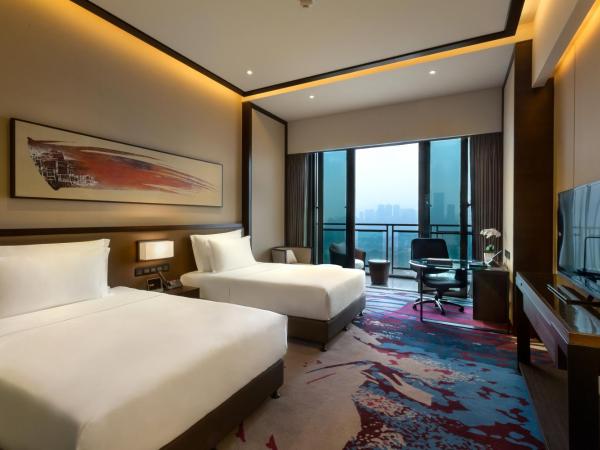 Crowne Plaza Chongqing New North Zone, an IHG Hotel : photo 4 de la chambre premium twin room with balcony and golf view