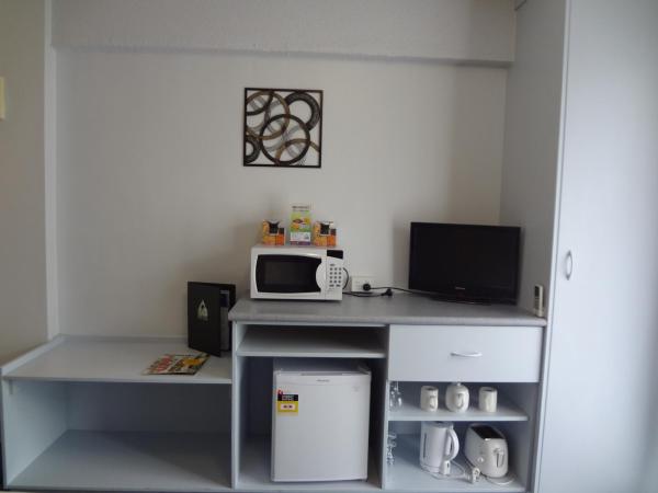 Adina Place Motel Apartments : photo 5 de la chambre suite avec baignoire spa