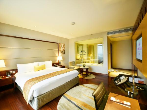 Crowne Plaza Kochi, an IHG Hotel : photo 6 de la chambre suite lit king-size junior avec accès au salon
