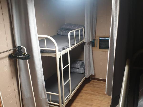 Take 1 Guesthouse Hongdae : photo 3 de la chambre lit dans dortoir pour femmes de 6 lits avec petit lit simple