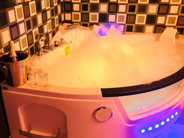 UNDERGROUND Jacuzzi Rooms : photo 6 de la chambre suite deluxe avec baignoire spa