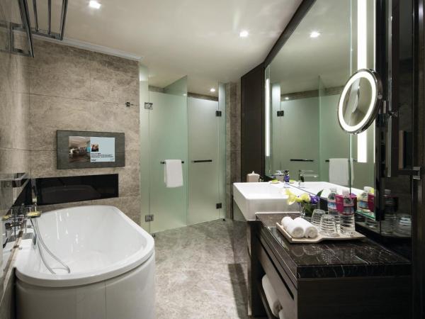 Crowne Plaza Hong Kong Kowloon East, an IHG Hotel : photo 4 de la chambre chambre lit king-size - Étage supérieur - vue sur ville