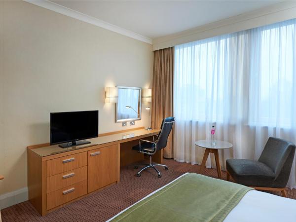 Crowne Plaza London Ealing, an IHG Hotel : photo 3 de la chambre chambre lit queen-size standard avec baignoire