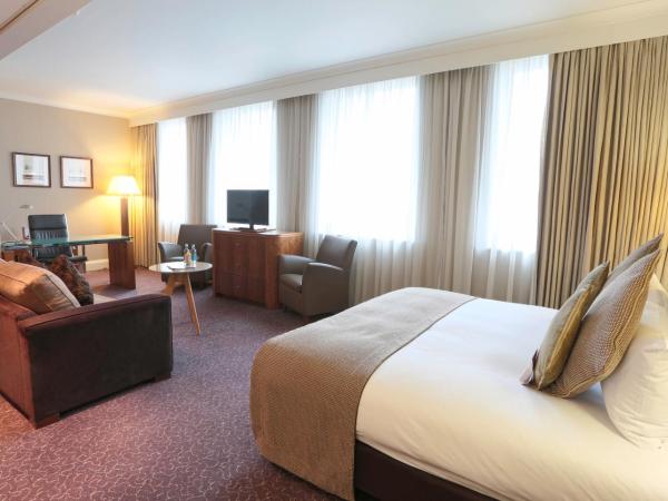 Crowne Plaza London Ealing, an IHG Hotel : photo 9 de la chambre suite junior lit king-size avec pièce à vivre