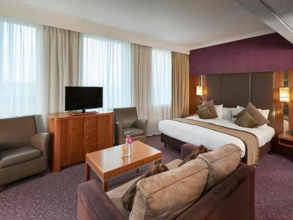 Crowne Plaza London Ealing, an IHG Hotel : photo 2 de la chambre suite junior lit king-size avec pièce à vivre