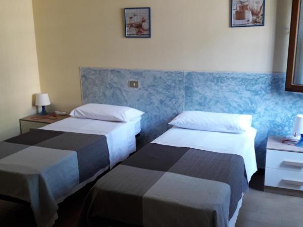 La Casa Nel Verde 2 : photo 8 de la chambre chambre double ou lits jumeaux avec salle de bains privative externe