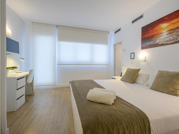 NeoMagna Madrid : photo 4 de la chambre chambre double ou lits jumeaux supérieure avec balcon