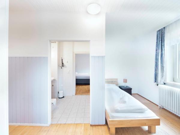 Gasthof Wastlwirt : photo 2 de la chambre chambre triple avec salle de bains