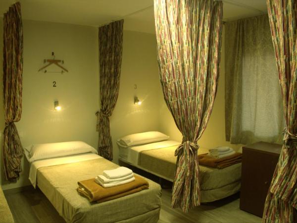 Hostal LIWI : photo 3 de la chambre lit simple dans dortoir pour femmes